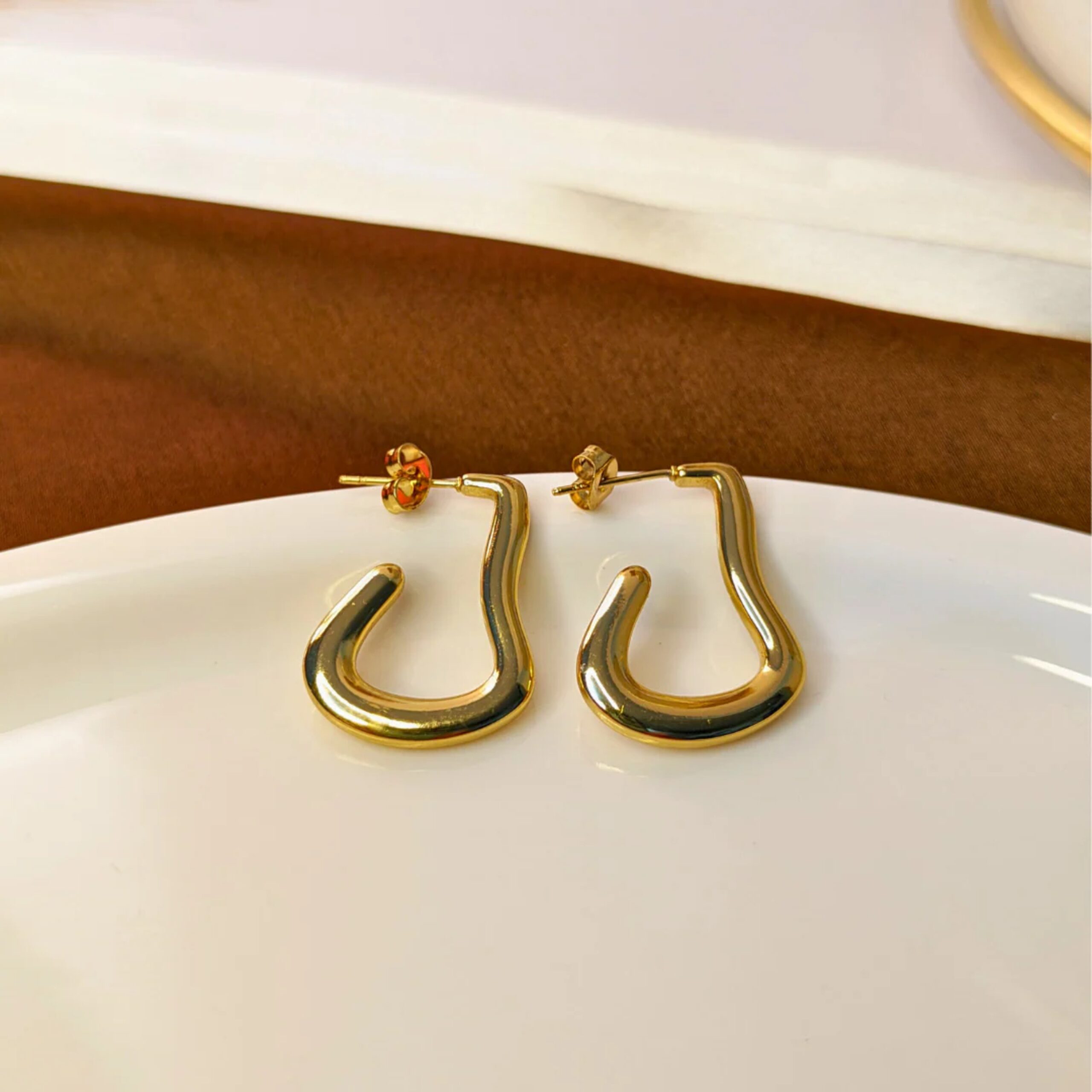 Abstract gold earrings Sculptural loop earrings Modern geometric studs Unique gold hoop earrings Architectural jewelry Gold plated chunky earrings Contemporary post earrings Statement stud earrings U-shape earrings Dainty hoop alternative Minimalist bold jewelry